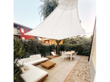 Solaria Impermeabile: Tenda a Vela con Taglio Radiale