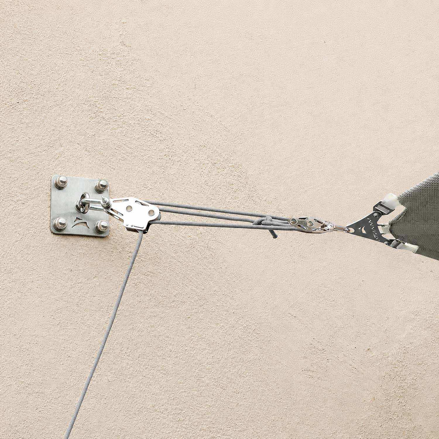 Reggono la vela quando lavora