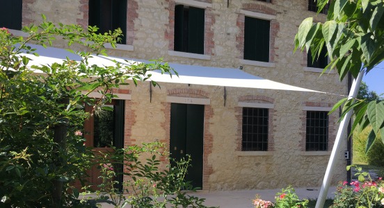 Tende a vela EasyShade e pali Alu-SimplE installate in una villa privata